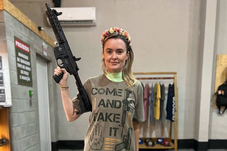 Deputada Júlia Zanatta (PL-SC) posta foto segurando arma em clube de tiro