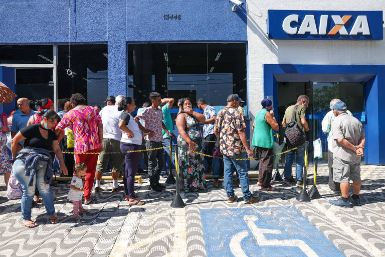 Fila em agência da Caixa em Sapopemba, zona leste de capital