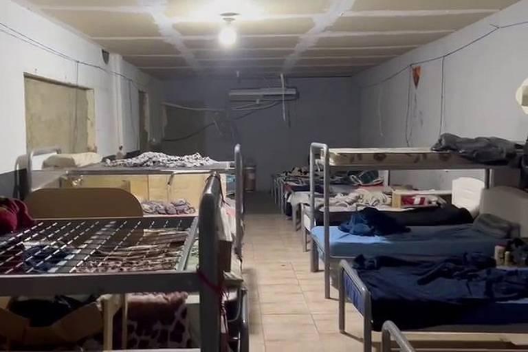 camas de alojamento de trabalhadores em um galpão