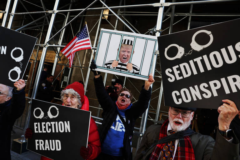 Manifestações a favor de Trump e contra ele diante de tribunal de Nova York