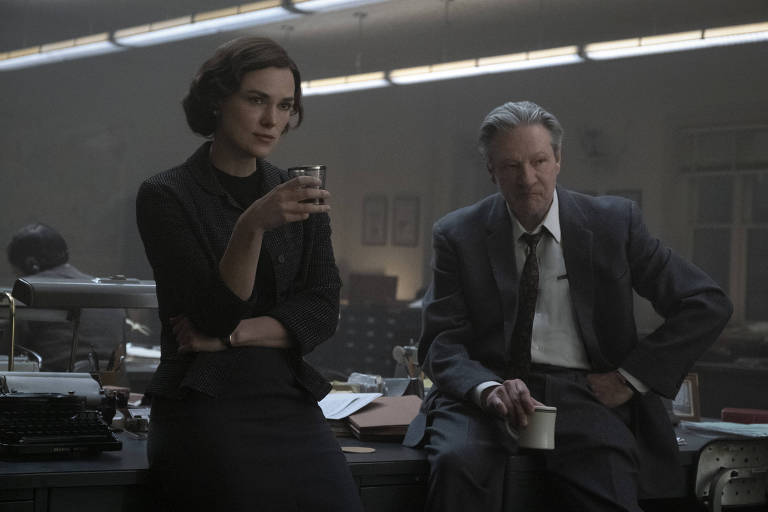 Keira Knightley e Chris Cooper em cena de 'O Estrangulador de Boston', sentados a uma mesa