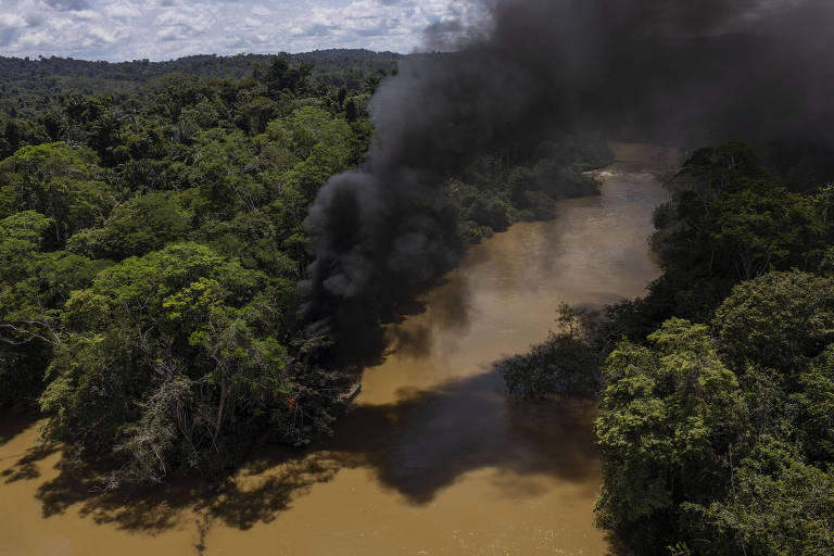 Balsa de garimpo ilegal é incendiada pelo Ibama no rio Uraricoera, dentro da Terra Indígena Yanomami, em Roraima