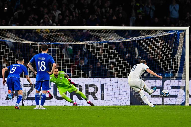 Harry Kane marca de pênalti o segundo gol da Inglaterra sobre a Itália