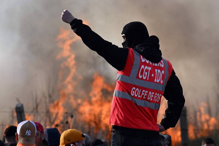 Fogo e antimacronismo marcam protestos na França com 1 milhão nas ruas