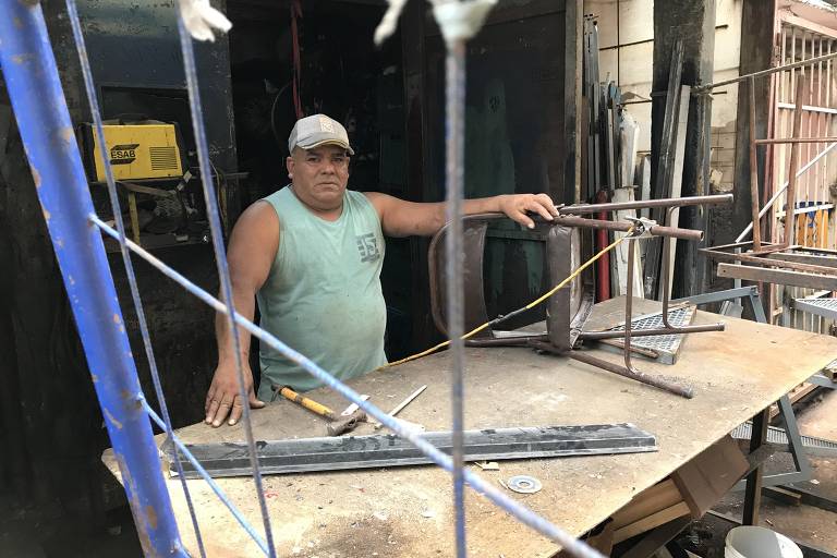 Pessoas trabalham em favela no centro de Buenos Aires