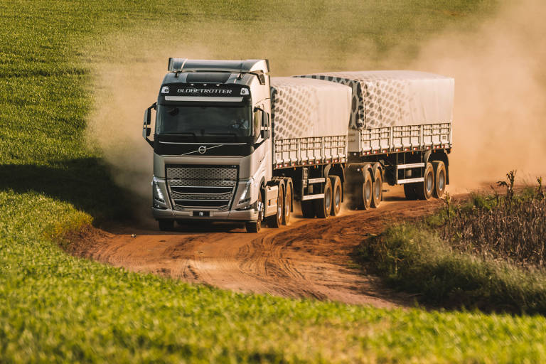 Caminhão Volvo FH-540 durante percurso rural