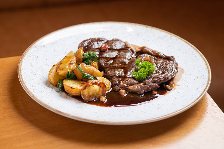 Entrecote ao molho de vinho tinto e bacon com batatas rústicas souté do restaurante Rendez-Vous