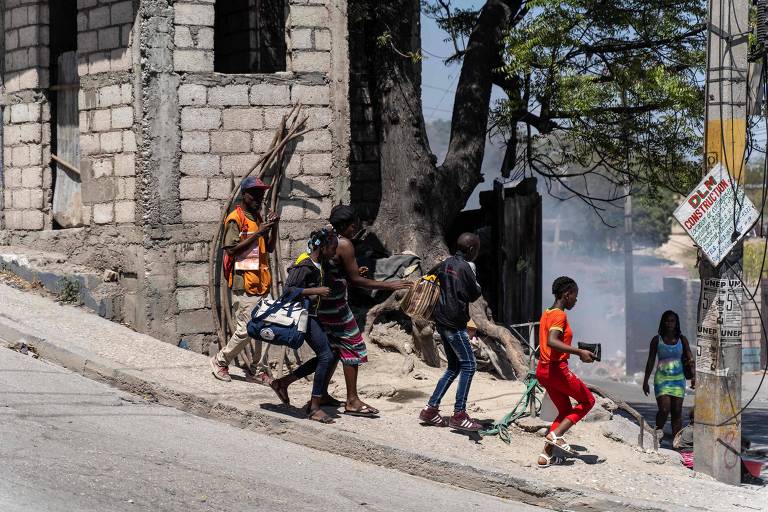 Famílias abandonam suas casas na capital Porto Príncipe em meio à violência de gangues no Haiti 
