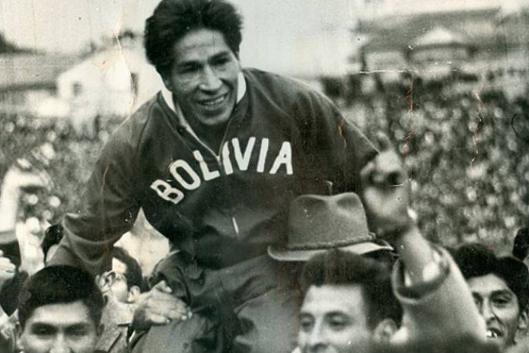 Ugarte é carregado após o título da Bolívia no Campeonato Sul-Americano de 1963