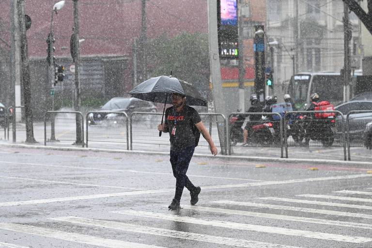 Ciclone no Sul leva chuva, queda na temperatura e ressaca ao Sudeste; veja previsão