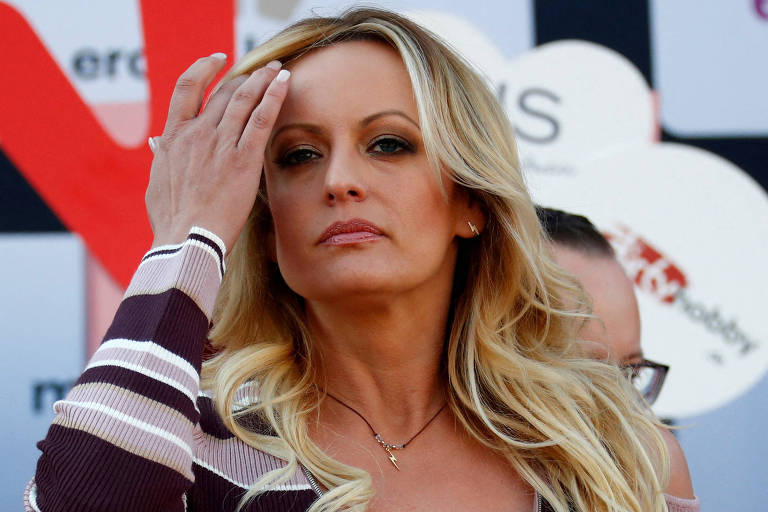 Quem é Stormy Daniels, a atriz pornô que virou o pesadelo judicial de Trump e o apelidou de 'minúsculo'