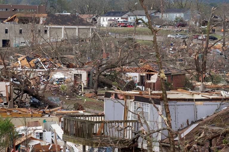 Tornado atinge EUA e deixa ao menos 22 mortos e dezenas de feridos