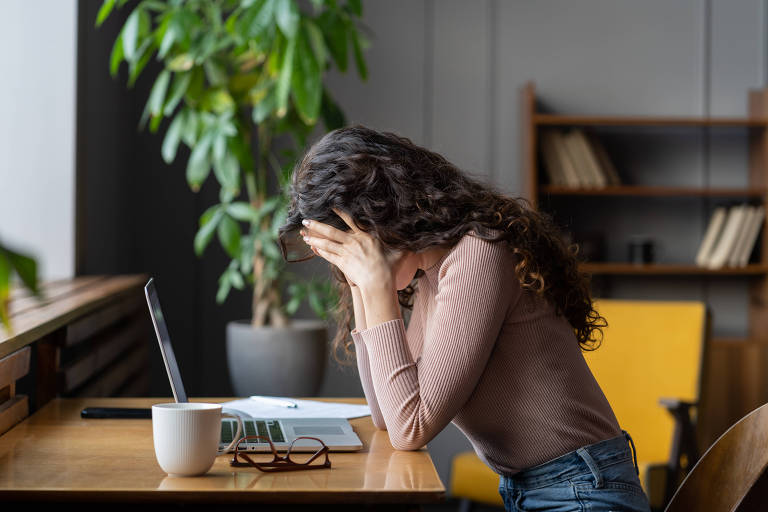 Mulher cansada em frente ao computador