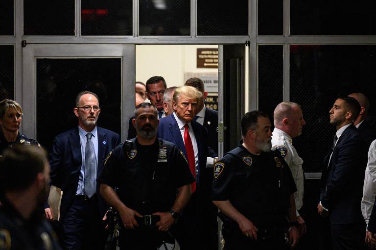 O ex-presidente dos EUA Dornald Trump, rodeado por policiais, em tribunal de Manhattan 