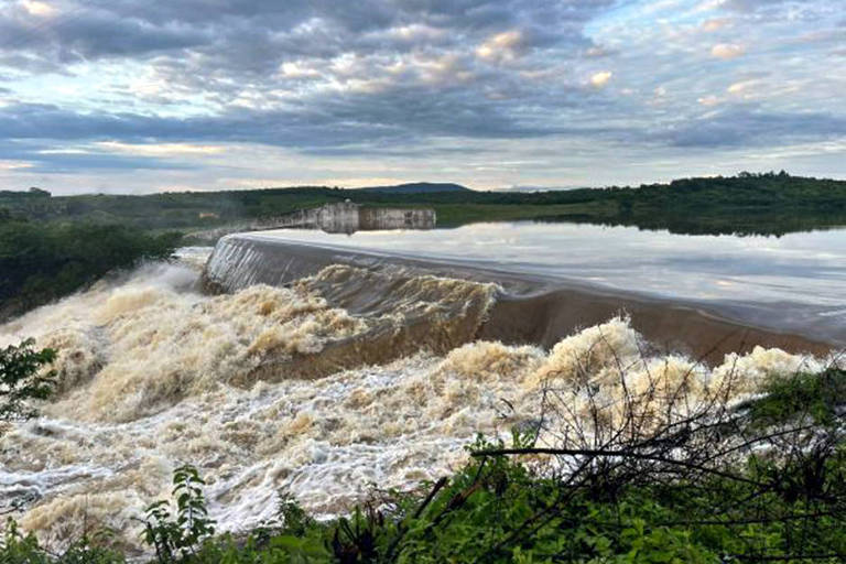 A foto mostra o açude de Vieirão, no Ceará, que apresenta alto volume de água após chuvas em 2023.