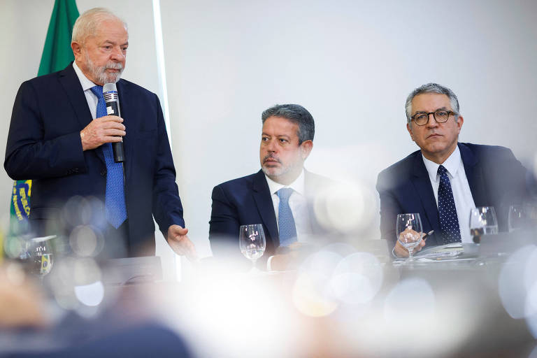 Lula descarta troca de Padilha e confronta Lira após pressão