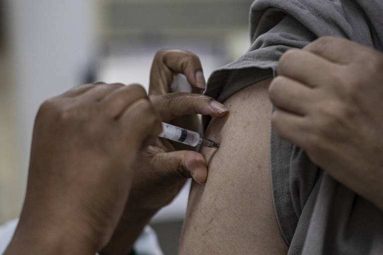 Pacientes são vacinados contra Covid-19 e Influenza na UBS Jardim Edite, na zona sul da cidade de São Paulo