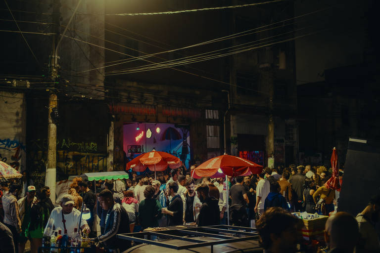 Clientes e ambulantes na entrada do Ponto G, balada inaugurada por Gordoboy na rua Vitorino Carmilo, na Barra Funda, em São Paulo