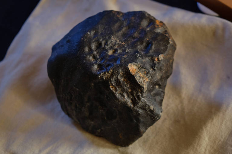 Imagem colorida mostra meteorito de 2,8 kg achado em Santa Filomena (PE) em 2020