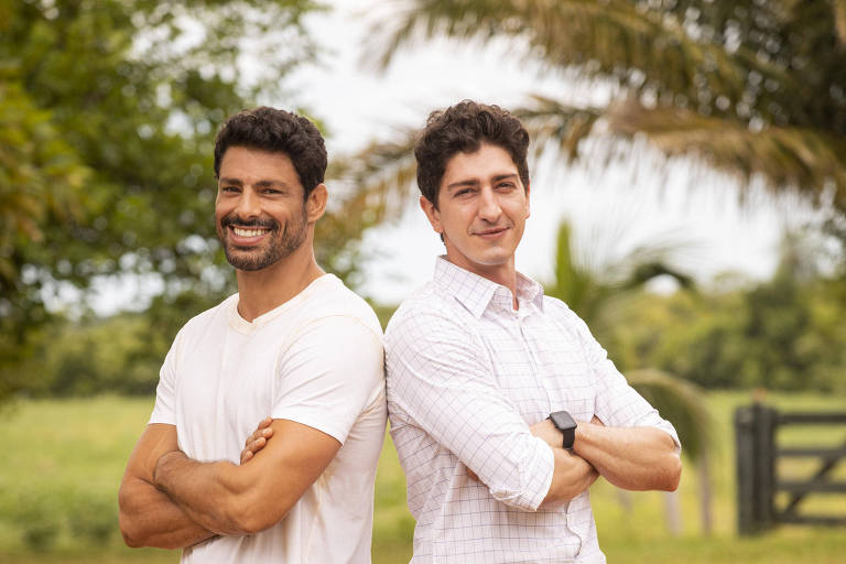 Cauã Reymond e Johny Massaro no set de 'Terra e Paixão', a nova novela das nove