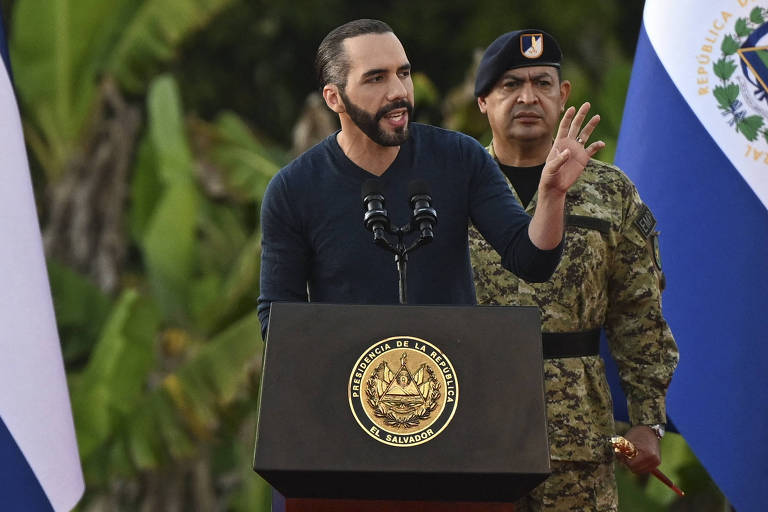 O presidente de El Salvador, Nayib Bukele, discursa a militares em San Juan Opico