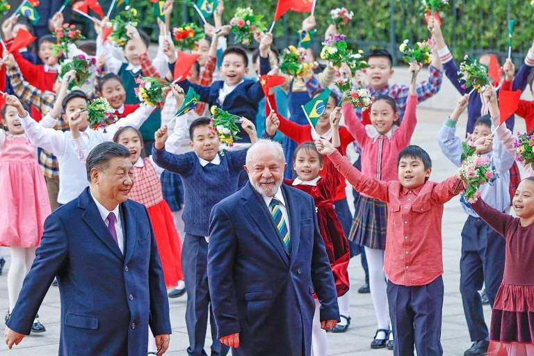 O presidente Luiz Inácio Lula da Silva caminha ao lado do líder chinês, Xi Jinping, durante visita a Pequim