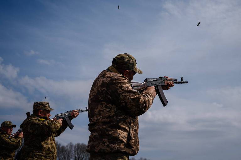 Soldados ucranianos fazem salva de tiros durante funeral em Brovary, na Ucrânia