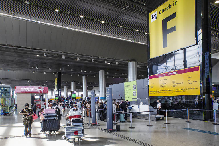Medo de troca de etiquetas leva passageiros em Guarulhos a fotografar e embalar mala
