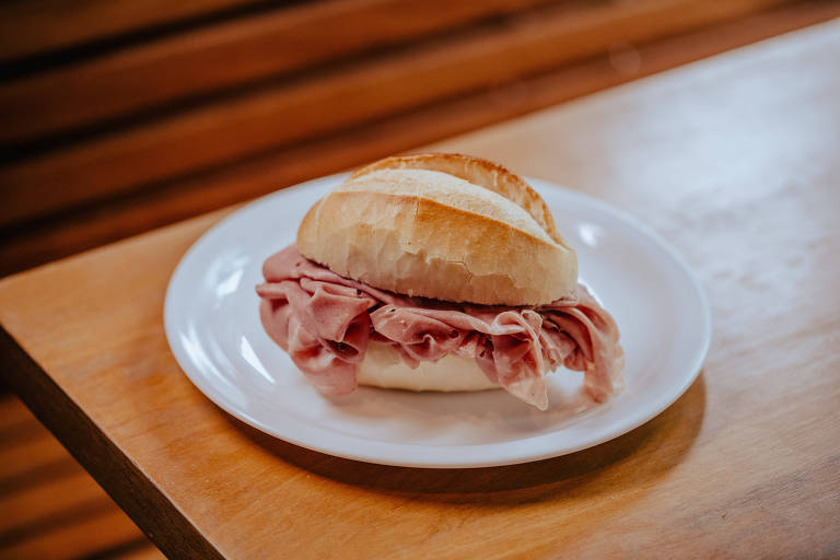 Lanche com mortadela feito com pão francês