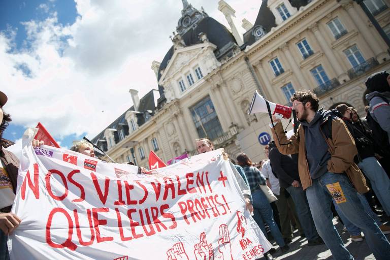 Macron sanciona reforma da Previdência de madrugada e volta a enfurecer oposição