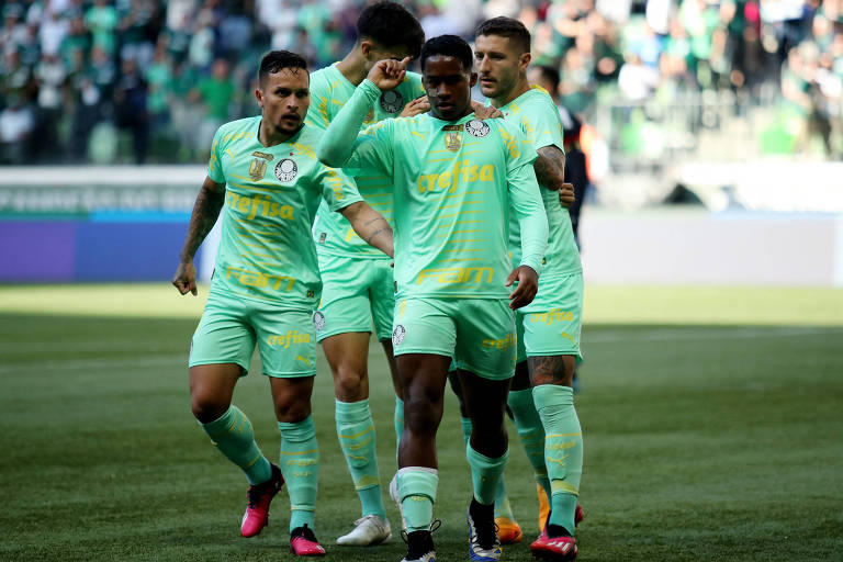 Jogadores do Palmeiras comemoram gol de Endrick contra o Cuiabá neste sábado (15)