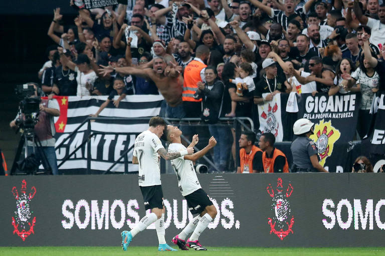 Matheus Araujo (dir) comemora seu gol com Barletta, neste domingo (16), no Itaquerão