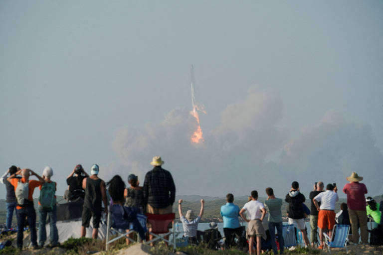 Starship tem decolagem bem-sucedida, mas explode antes de separar estágios