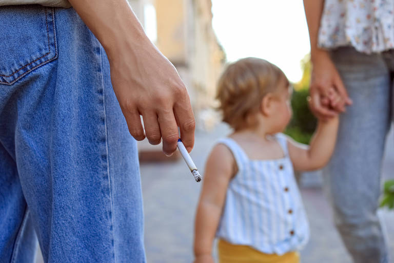 Na contramão dos vapes, jovens mantêm cigarro tradicional na mão por estética