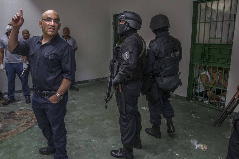 Juiz Luís Carlos Valois durante visita ao Complexo Penitenciário Anísio Jobim (Compaj) após rebelião que resultou na morte de 56 presos