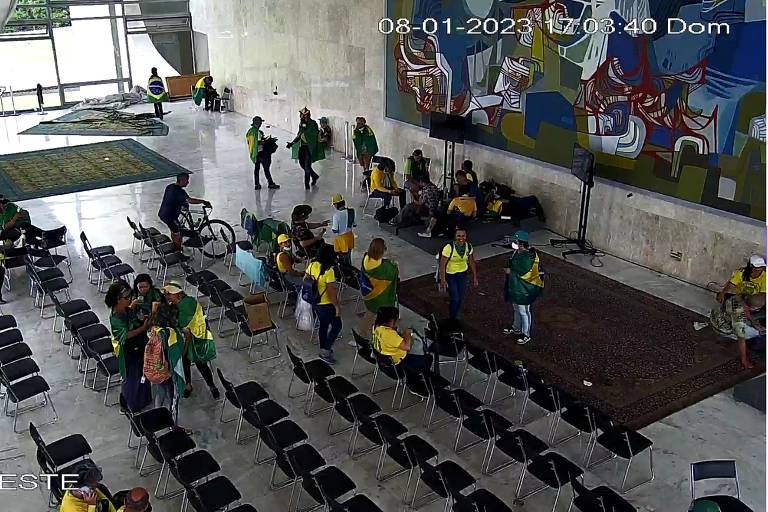 Inquérito militar vê 'indícios de transgressão' de sargento que cantou hino com golpistas