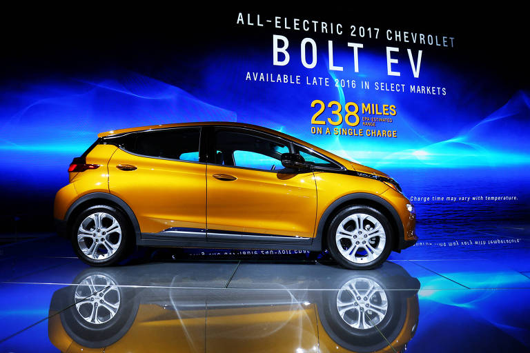 Foto mostra o Chevrolet Bolt EV ret com teto preto e cor dourada