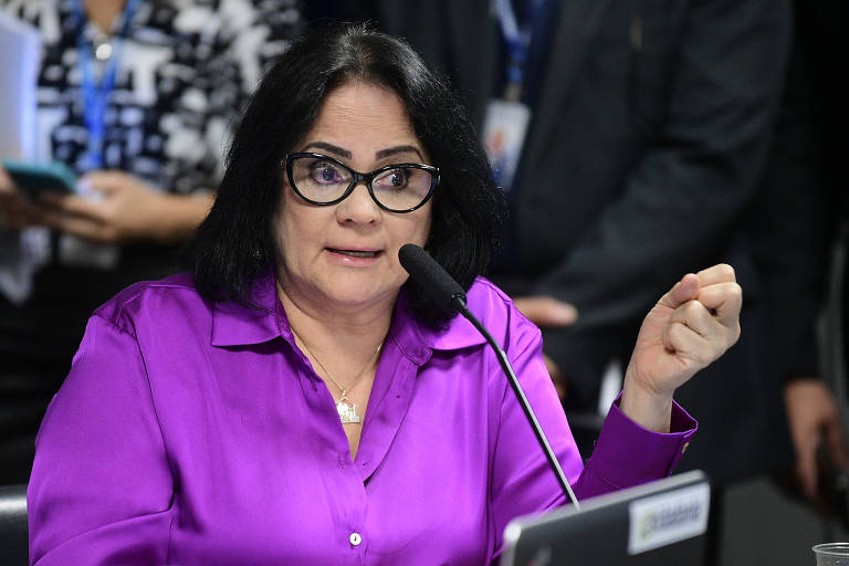 A senadora Damares Alves (Republicanos-DF) na comissão de Educação, Cultura e Esporte 
