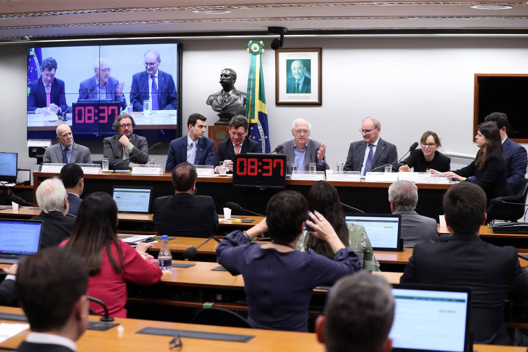 Imagem ampliada da comissão com deputados e palestrantes