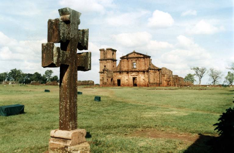 Ruínas da igreja da redução de São Miguel Arcanjo, em São Miguel das Missões, uma das cidades dos Sete Povos das Missões. A construção da igreja teve início em 1735, e os jesuítas e índios guaranis demoraram 10 anos para concluí-la. O sítio arqueológico de São Miguel Arcanjo foi declarado patrimônio da humanidade em 1983