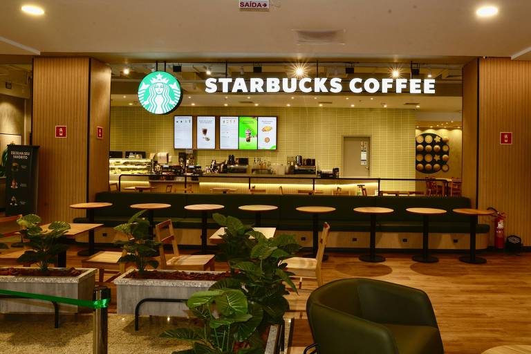 Foto mostra cafeteria Starbucks no shopping Bahia, em Salvador