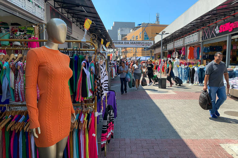 Parte interna do shopping Feira da Madrugada, na região central de São Paulo