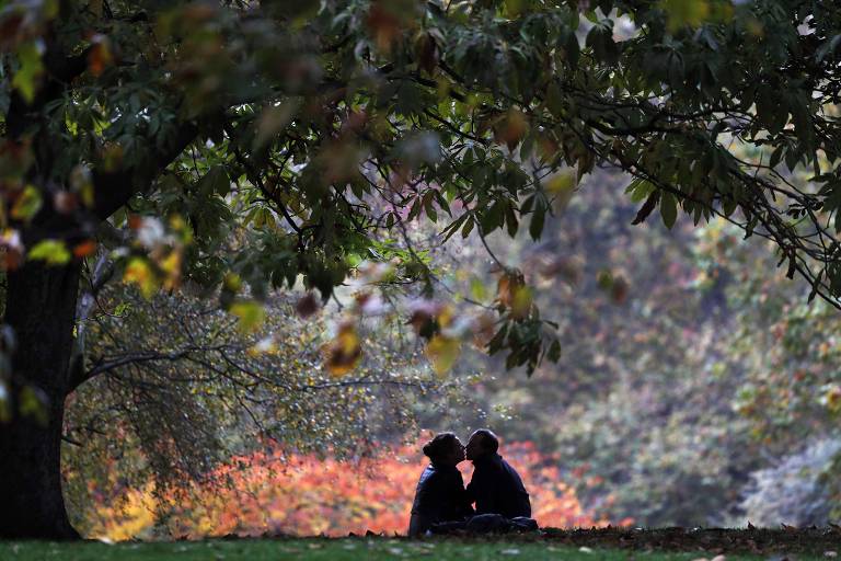 Casal se beija em parque de Londres, na Inglaterra