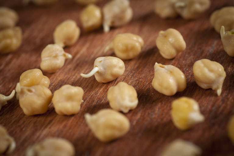 Grãos-de-bico colocados sobre uma mesa de madeira