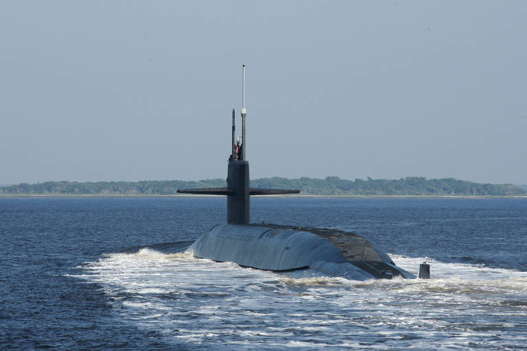 O submarino estratégico lançador de mísseis nucleares USS Alaska, da mesma classe que será enviada para a Coreia do Sul, retorna à sua base nos EUA  