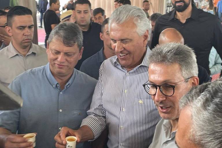 Os governadores Tarcísio de Freitas (SP), Ronaldo Caiado (GO) e Romeu Zema (MG) em visita à Expozebu, em Uberaba, neste sábado (29)