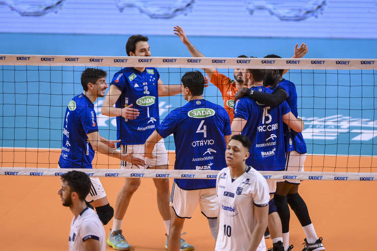 Jogadores do Sada Cruzeiro comemoram ponto na decisão da Superliga masculina de vôlei contra o Minas, neste domingo (30), disputada em São José dos Campos (SP)