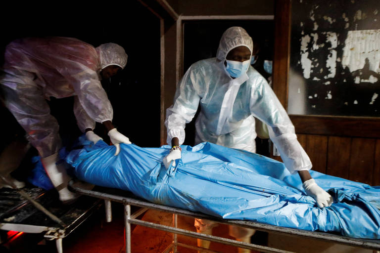 Funcionários recebem corpos exumados de seguidores de culto no Quênia, em Malindi