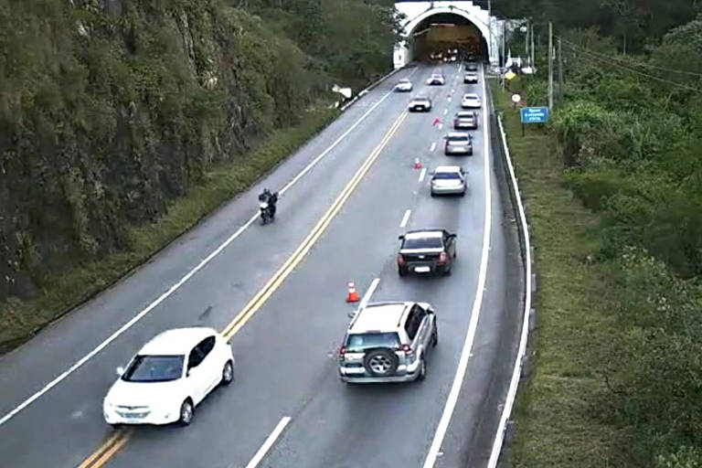 Motorista enfrenta trânsito intenso na volta para São Paulo no fim do feriado