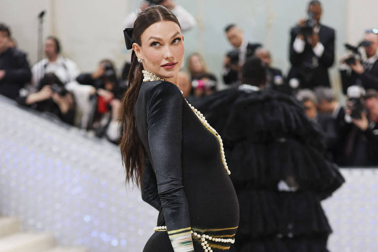 Karlie Kloss está grávida pela 2ª vez e exibe barriga no Met Gala 2023